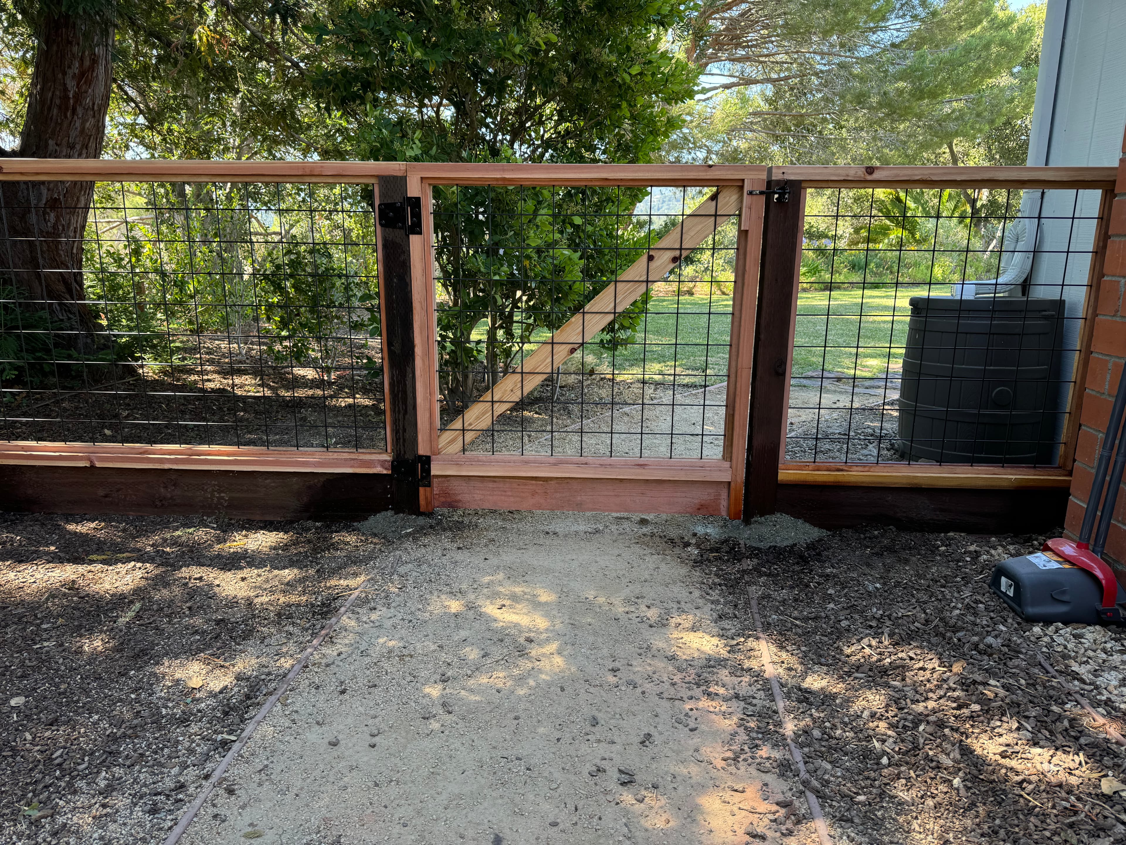 Gate Black Hogwire Front