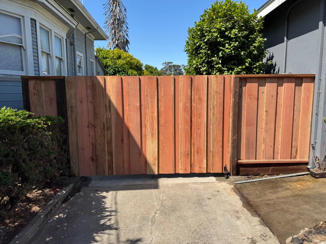 Large 9.5' Wide Single Gate W Wheel Front