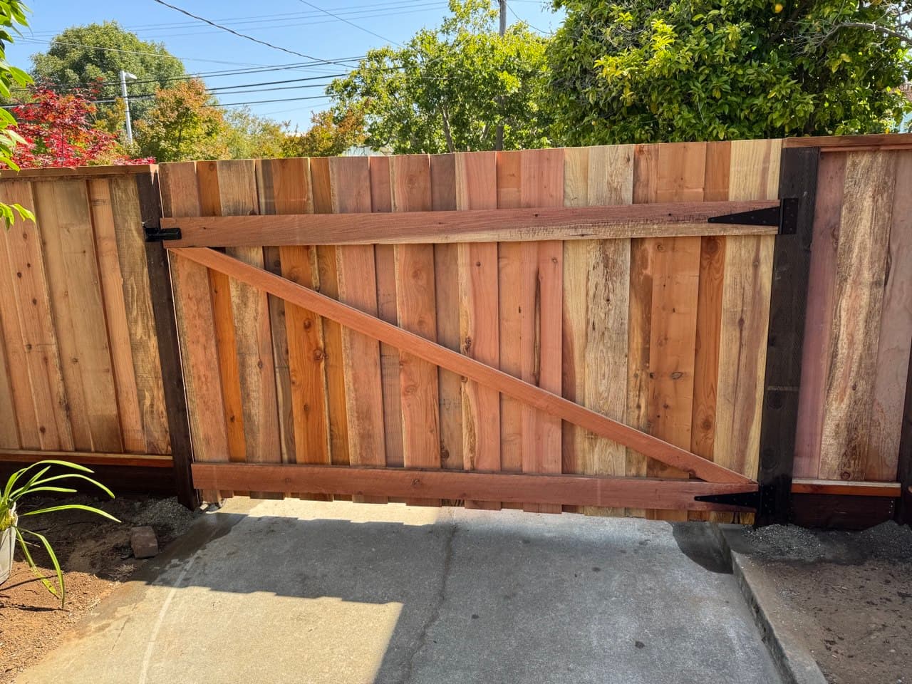 Large 9.5' Wide Single Gate W Wheel Rear