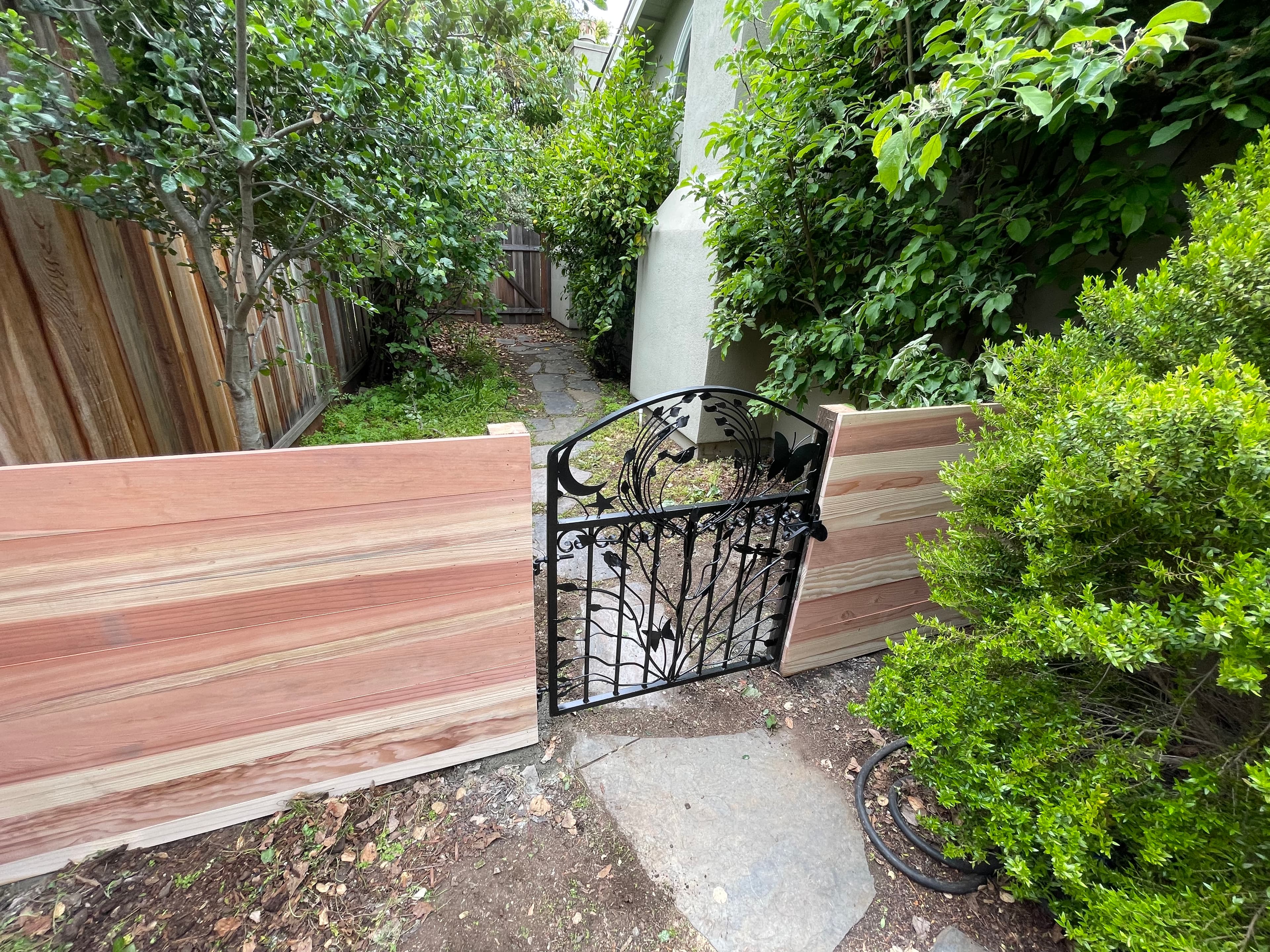 Horizontal No Gap Gate Provided Metal Gate