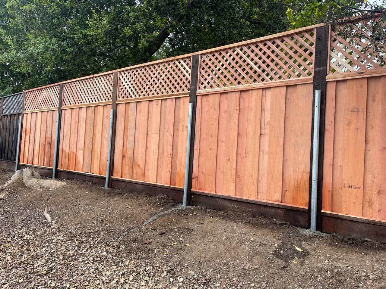 6'+2' 4x6 With Metal Posts Next To