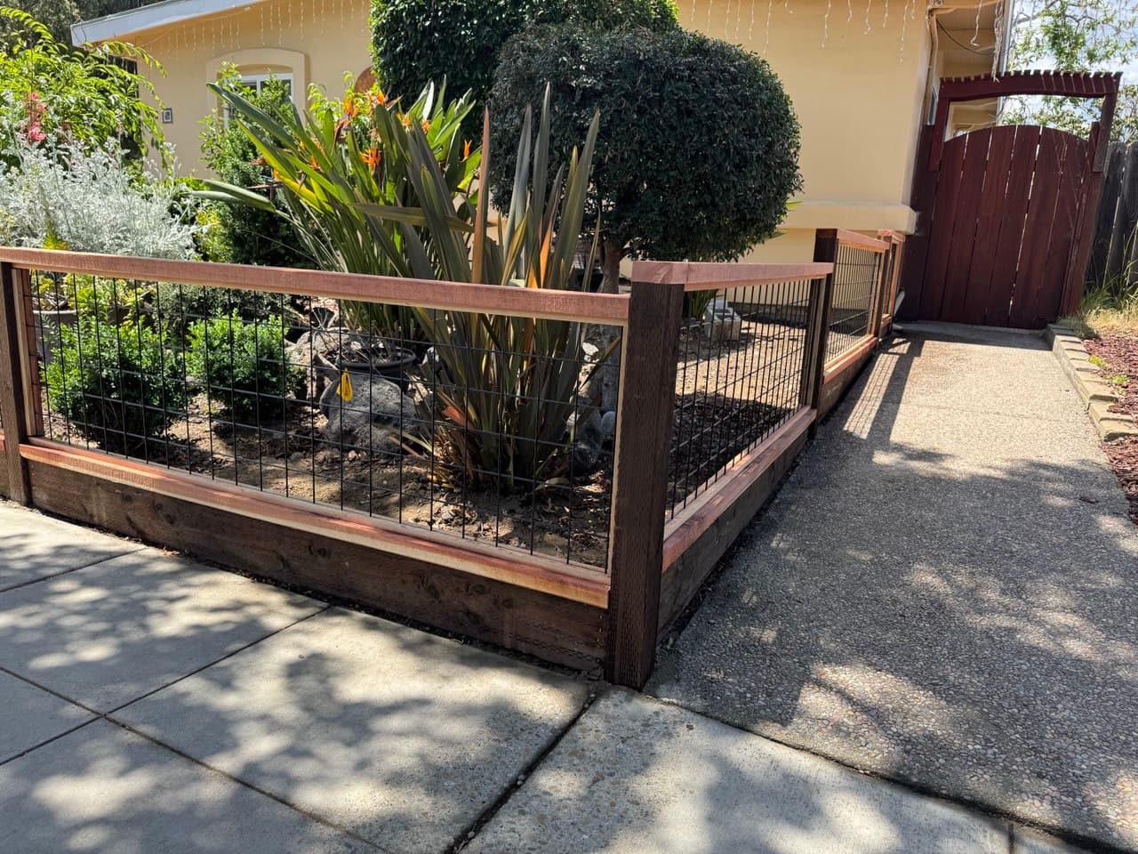 3 Tall Black Hogwire Stepped Corner